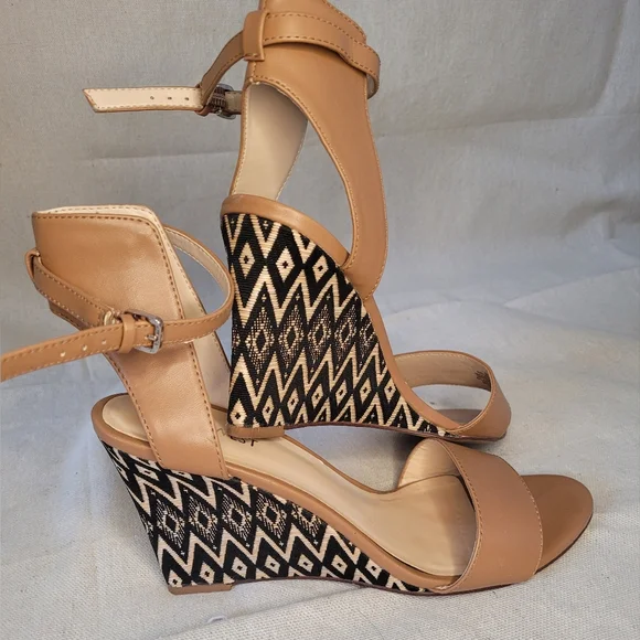 Nine West Tan Wedge Heels with Tribal Print Pattern Size 9 - Picture 6 of 12